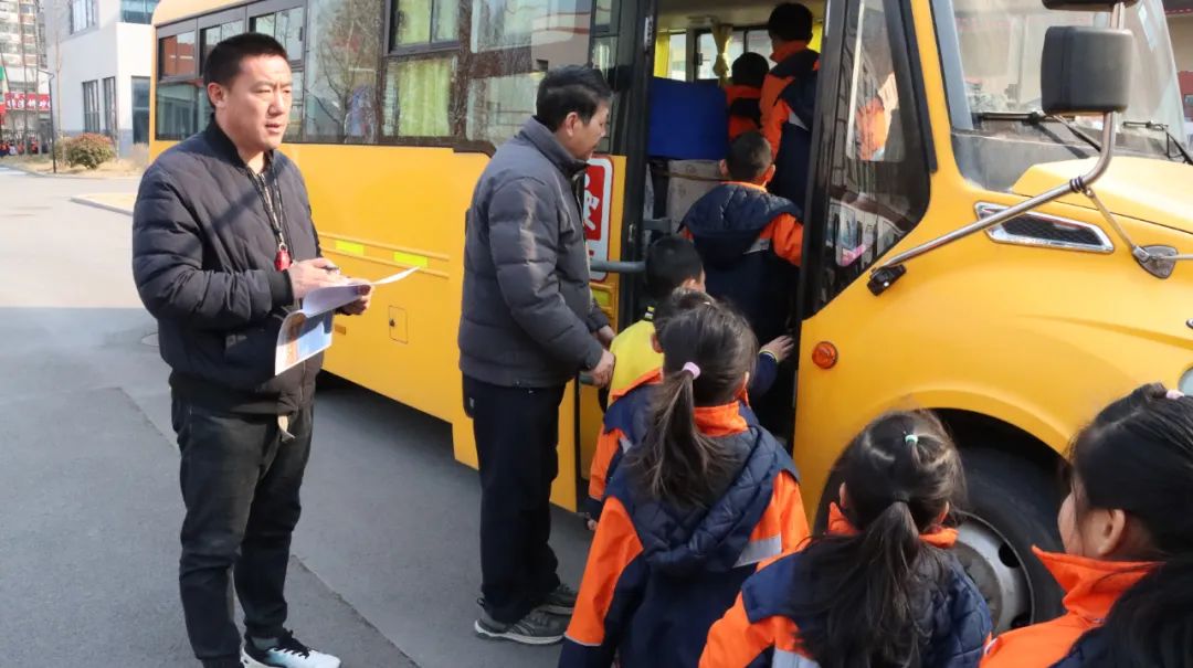 嚴(yán)把校車“安全關(guān)”，守護(hù)學(xué)生“平安路”