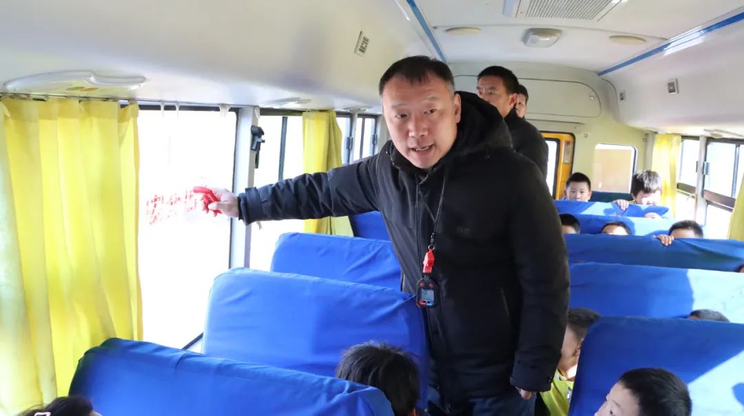 嚴(yán)把校車“安全關(guān)”，守護(hù)學(xué)生“平安路”