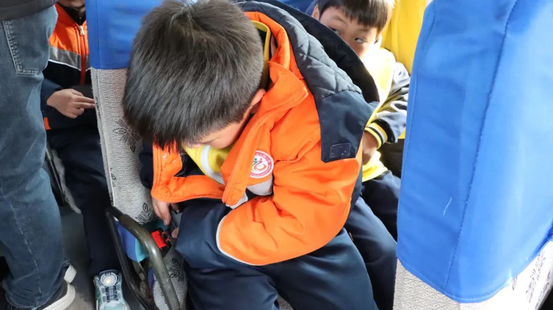 嚴(yán)把校車“安全關(guān)”，守護(hù)學(xué)生“平安路”