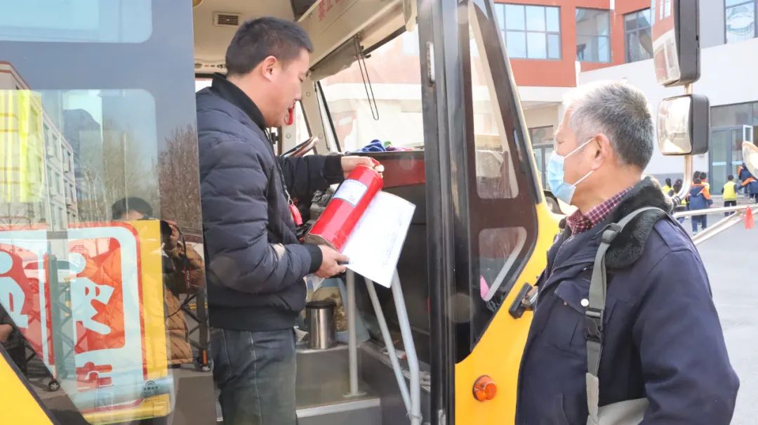 嚴(yán)把校車“安全關(guān)”，守護(hù)學(xué)生“平安路”