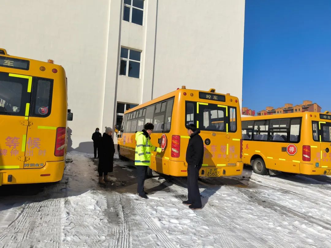 撫松交警開展新學(xué)期校車安全檢查工作/ 圖片
