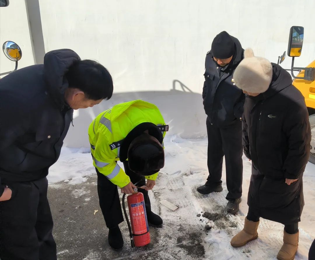 撫松交警開展新學(xué)期校車安全檢查工作/ 圖片