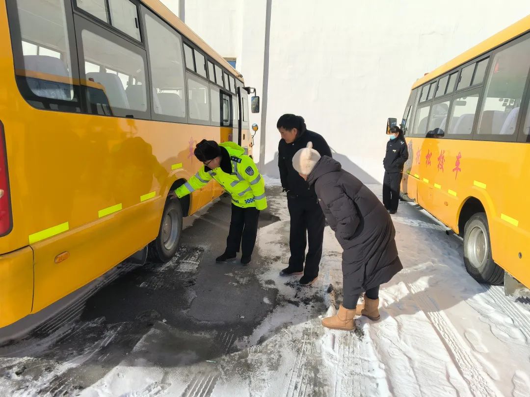撫松交警開展新學(xué)期校車安全檢查工作/ 圖片