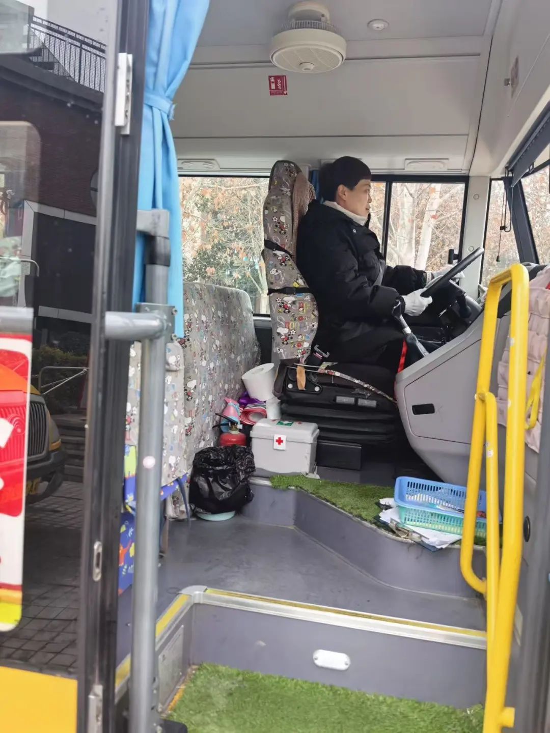 安全“童”行，伴我成長(zhǎng)——鄭州市金水區(qū)清水苑幼兒園校車突發(fā)事故模擬應(yīng)急演練