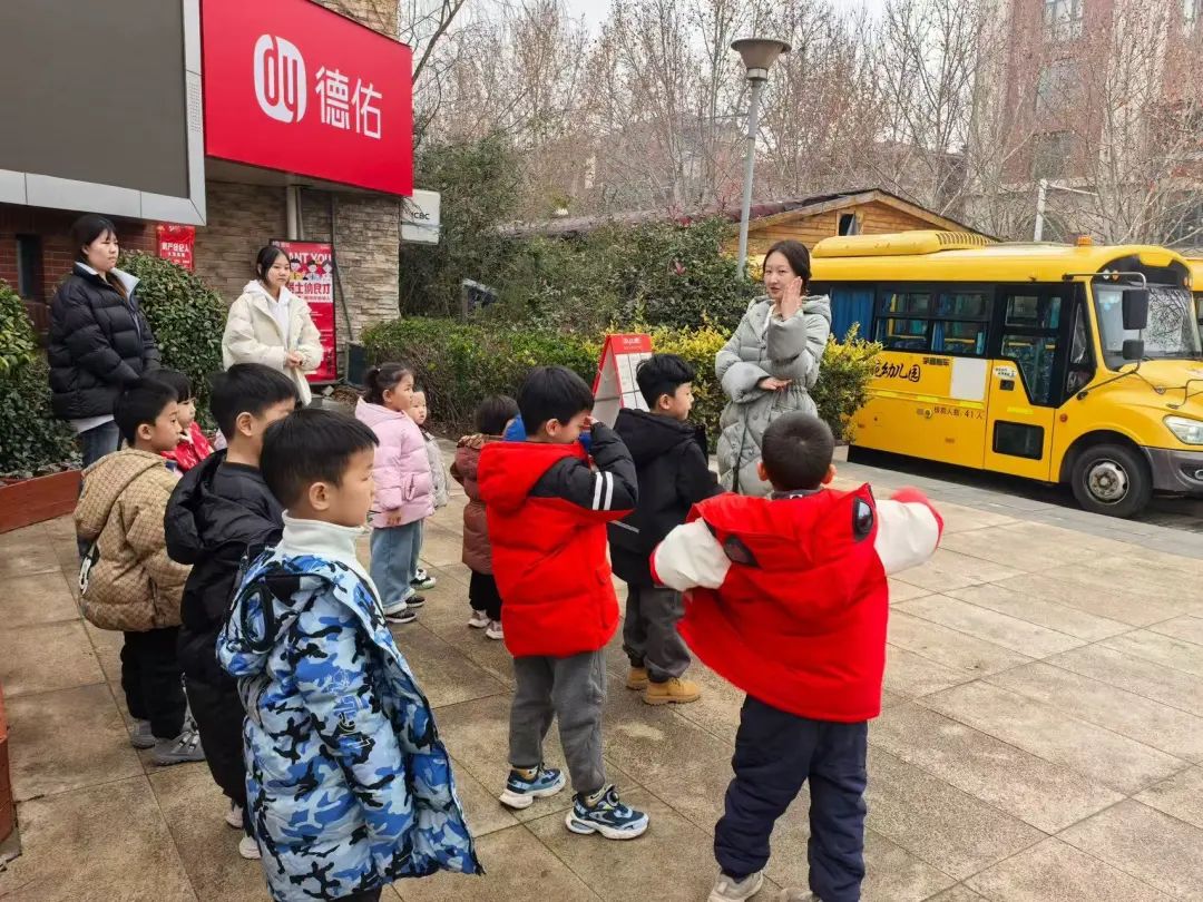 安全“童”行，伴我成長(zhǎng)——鄭州市金水區(qū)清水苑幼兒園校車突發(fā)事故模擬應(yīng)急演練