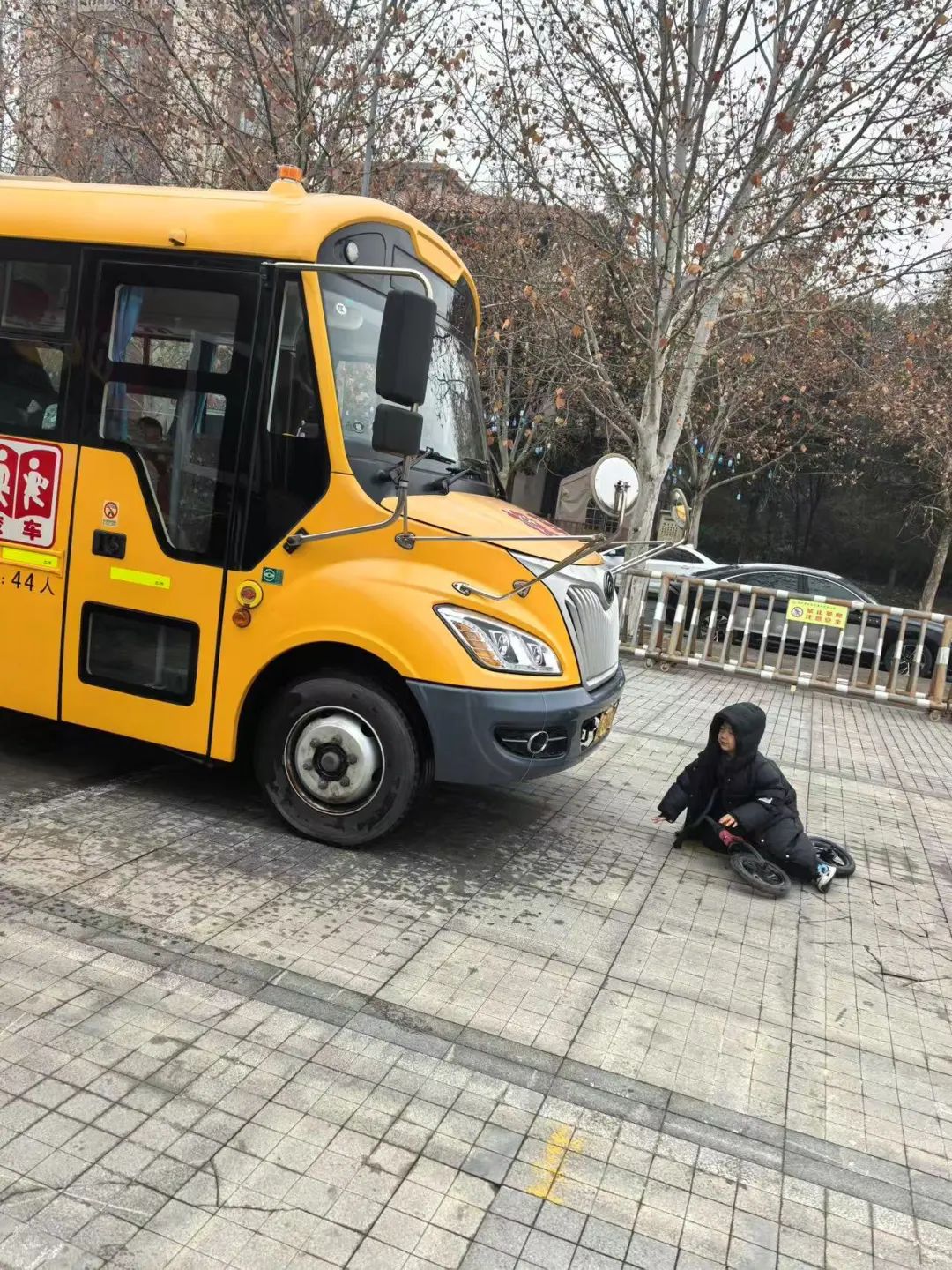 安全“童”行，伴我成長(zhǎng)——鄭州市金水區(qū)清水苑幼兒園校車突發(fā)事故模擬應(yīng)急演練
