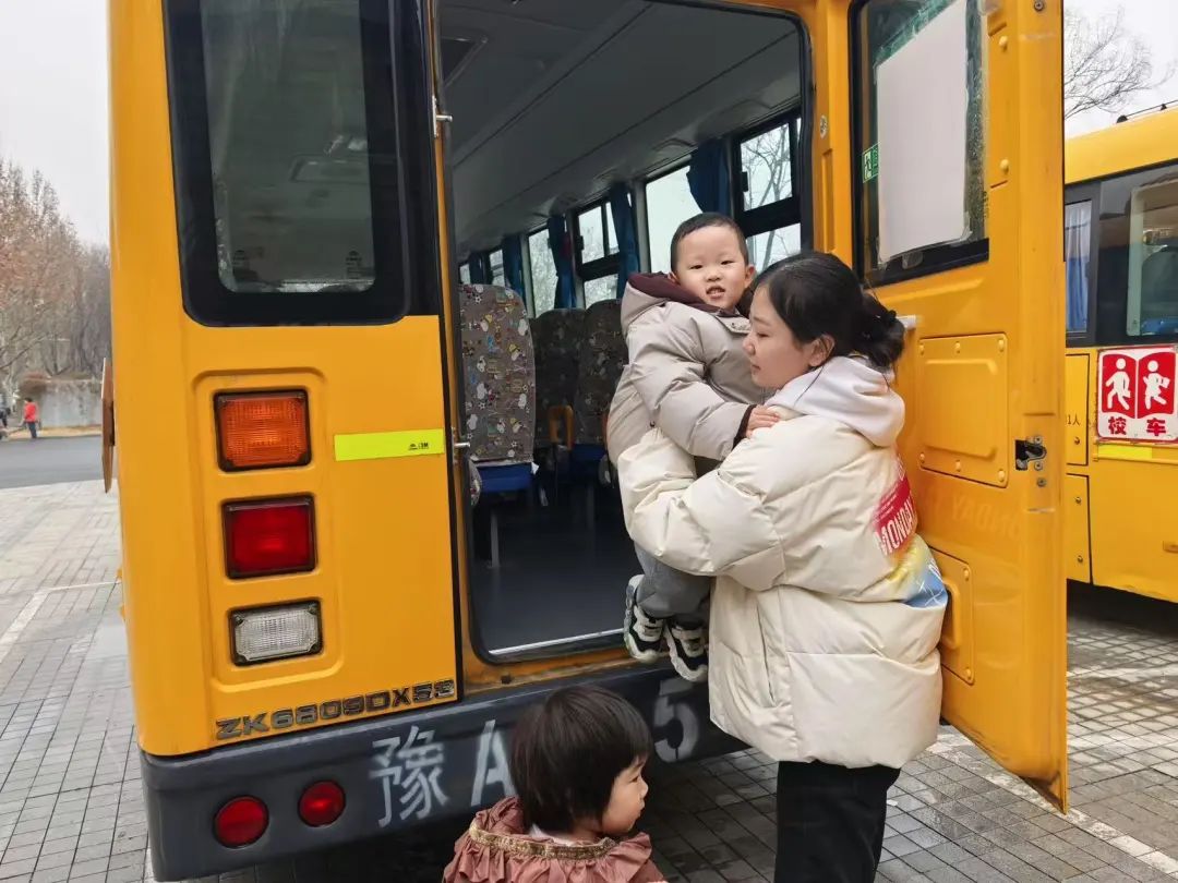 安全“童”行，伴我成長(zhǎng)——鄭州市金水區(qū)清水苑幼兒園校車突發(fā)事故模擬應(yīng)急演練