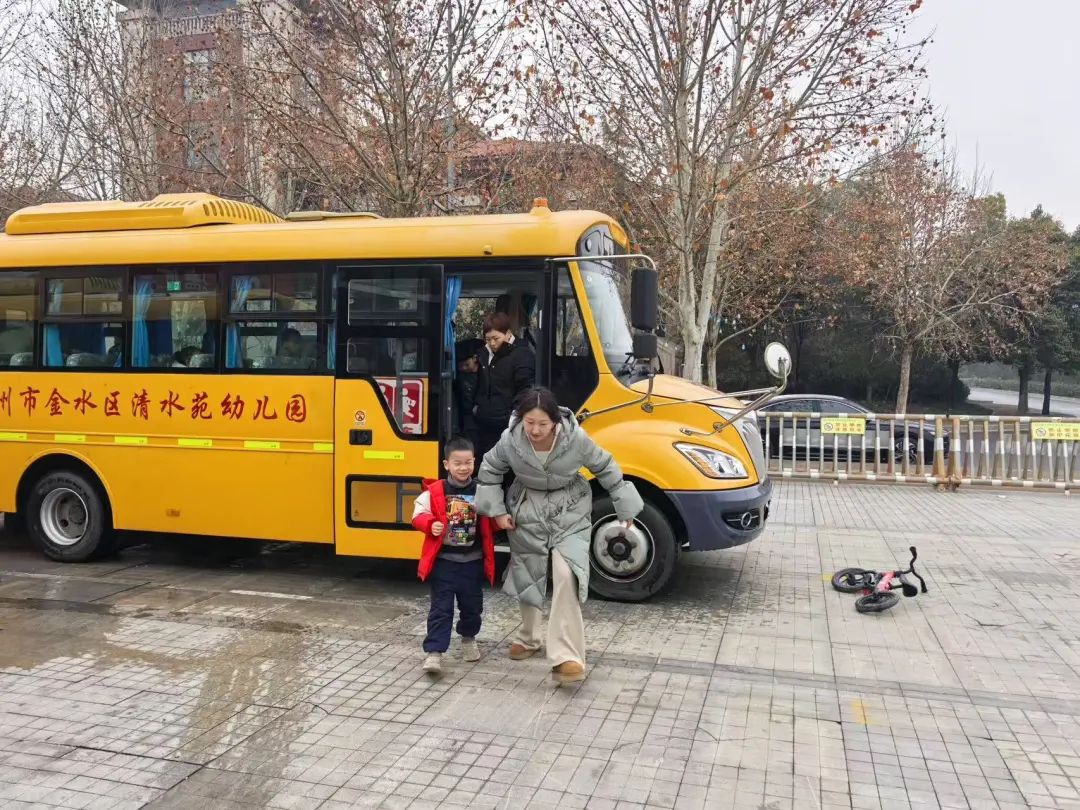 安全“童”行，伴我成長(zhǎng)——鄭州市金水區(qū)清水苑幼兒園校車突發(fā)事故模擬應(yīng)急演練