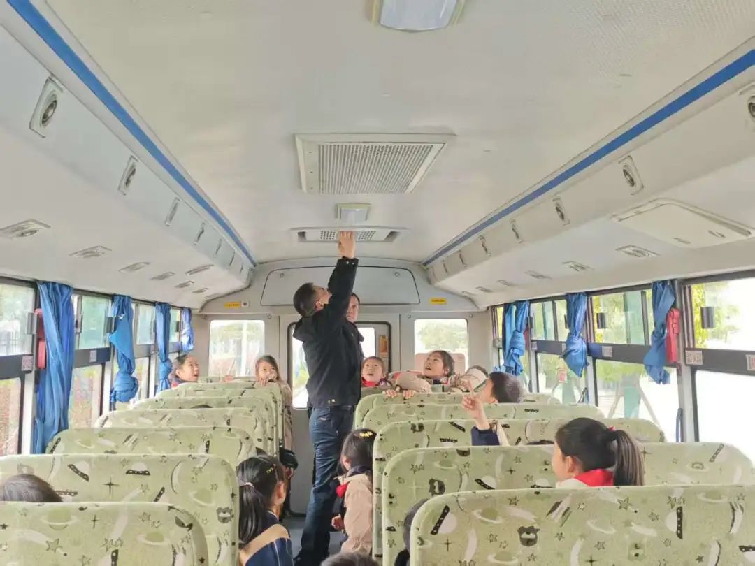 筑牢校車安全防線 守護(hù)學(xué)生出行平安——荊州經(jīng)開區(qū)第二中學(xué)2025年校車安全演練