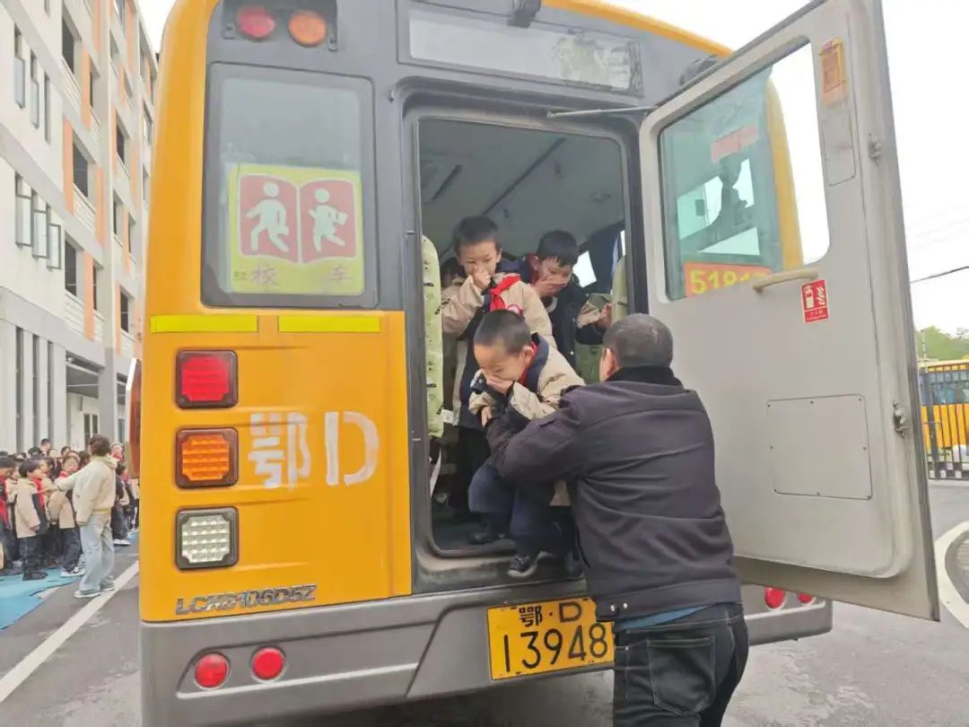筑牢校車安全防線 守護(hù)學(xué)生出行平安——荊州經(jīng)開區(qū)第二中學(xué)2025年校車安全演練