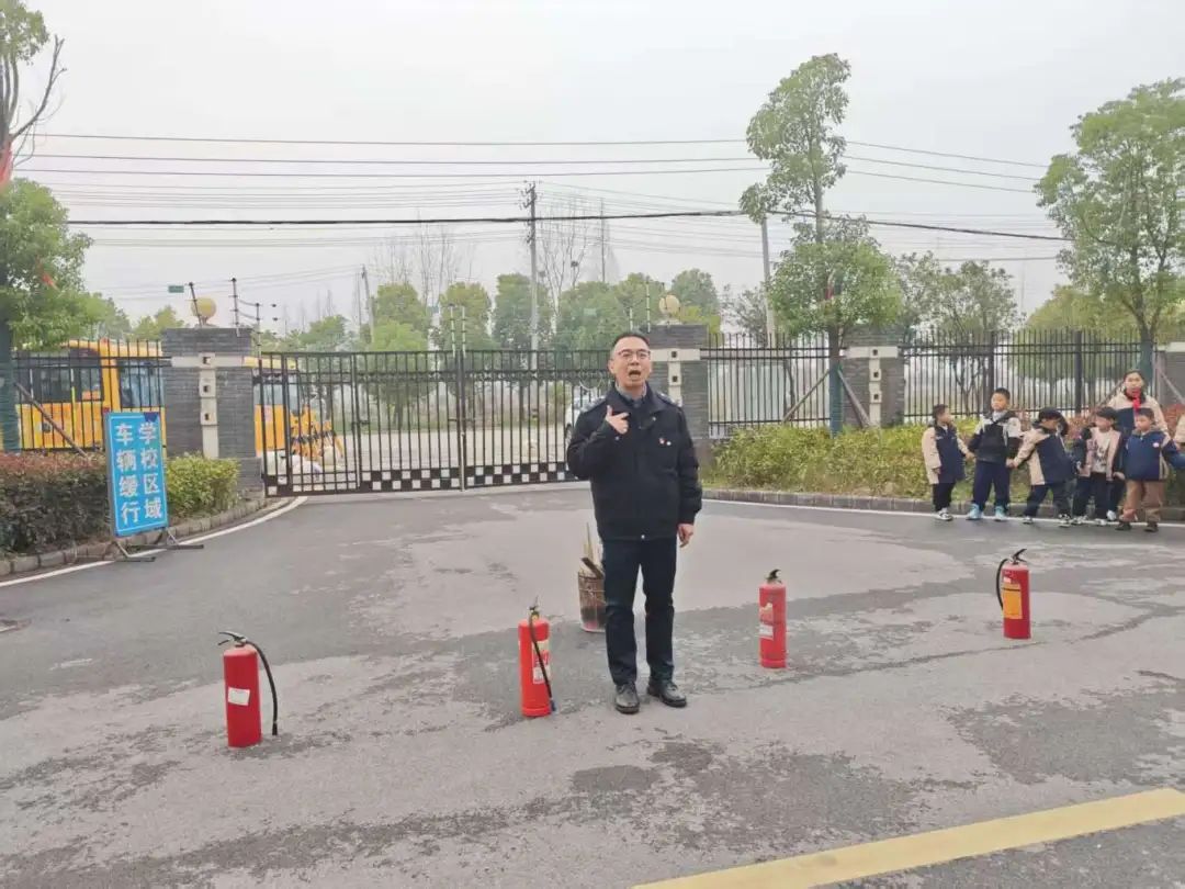 筑牢校車安全防線 守護(hù)學(xué)生出行平安——荊州經(jīng)開區(qū)第二中學(xué)2025年校車安全演練