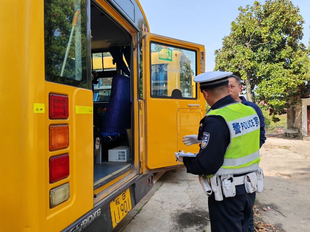 銅陵:校車安全管理再發(fā)力 守護(hù)學(xué)生平安上學(xué)路 圖片