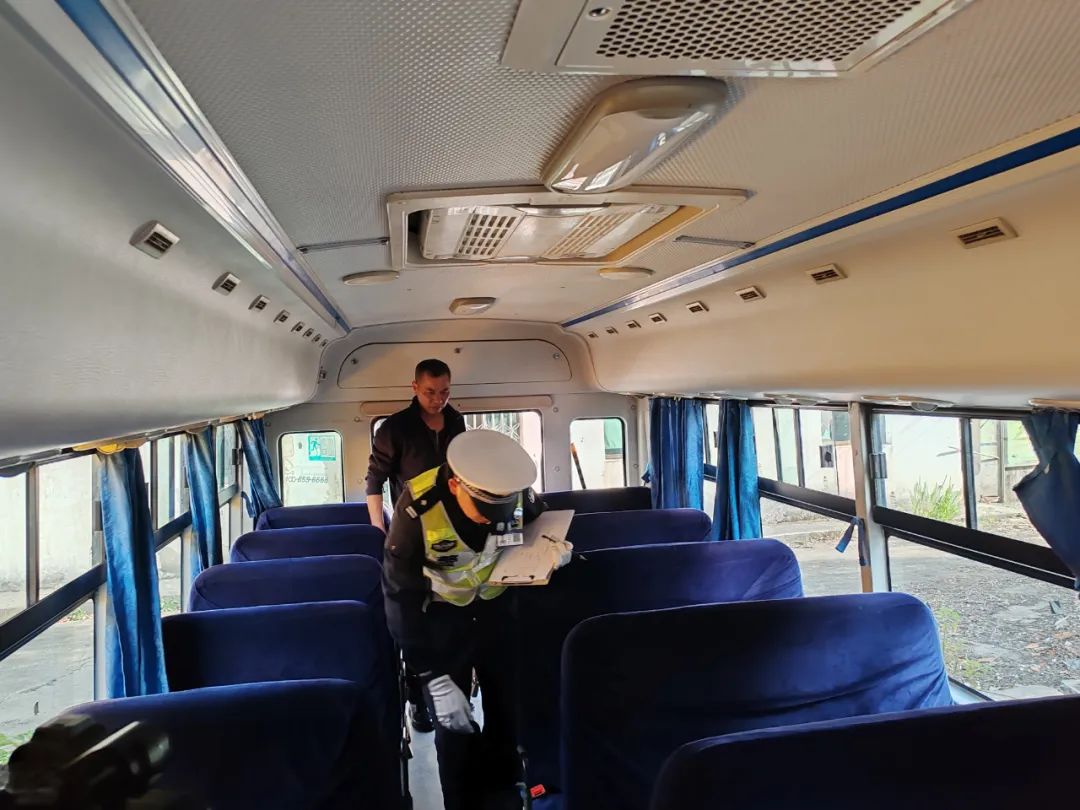 銅陵:校車安全管理再發(fā)力 守護(hù)學(xué)生平安上學(xué)路 圖片