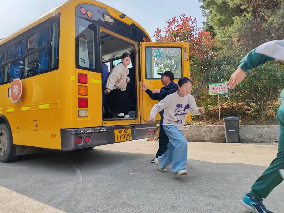 銅陵:校車安全管理再發(fā)力 守護(hù)學(xué)生平安上學(xué)路 圖片
