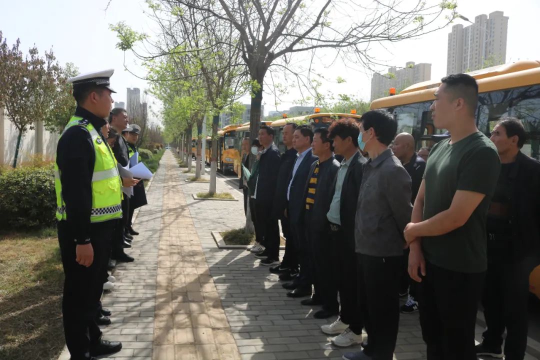 高新交警大隊(duì)開展校車安全大檢查/ 圖片
