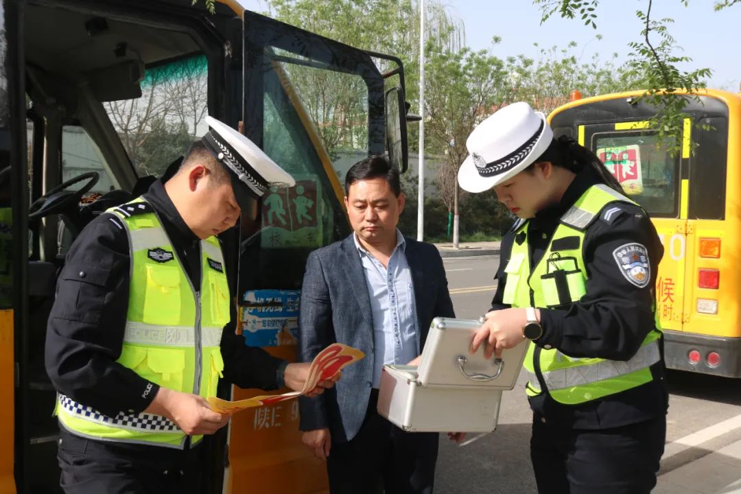 高新交警大隊(duì)開展校車安全大檢查/ 圖片
