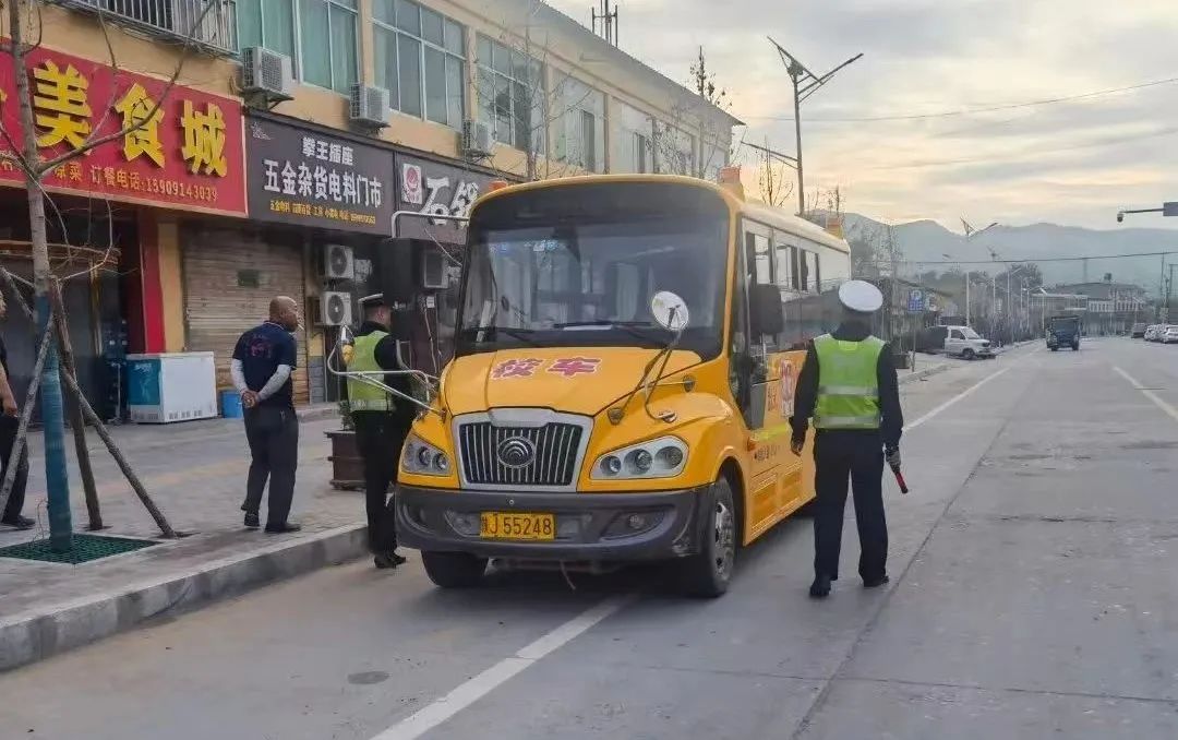 護(hù)校安園丨開展校車安全檢查 守護(hù)學(xué)生出行安全 圖片