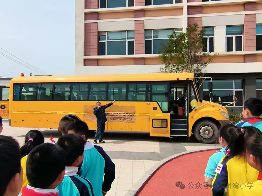 筑牢校車(chē)安全防線(xiàn)，護(hù)航學(xué)生平安成長(zhǎng)——復(fù)州灣中心小學(xué)開(kāi)展2025年春校車(chē)安全應(yīng)急演練活動(dòng)