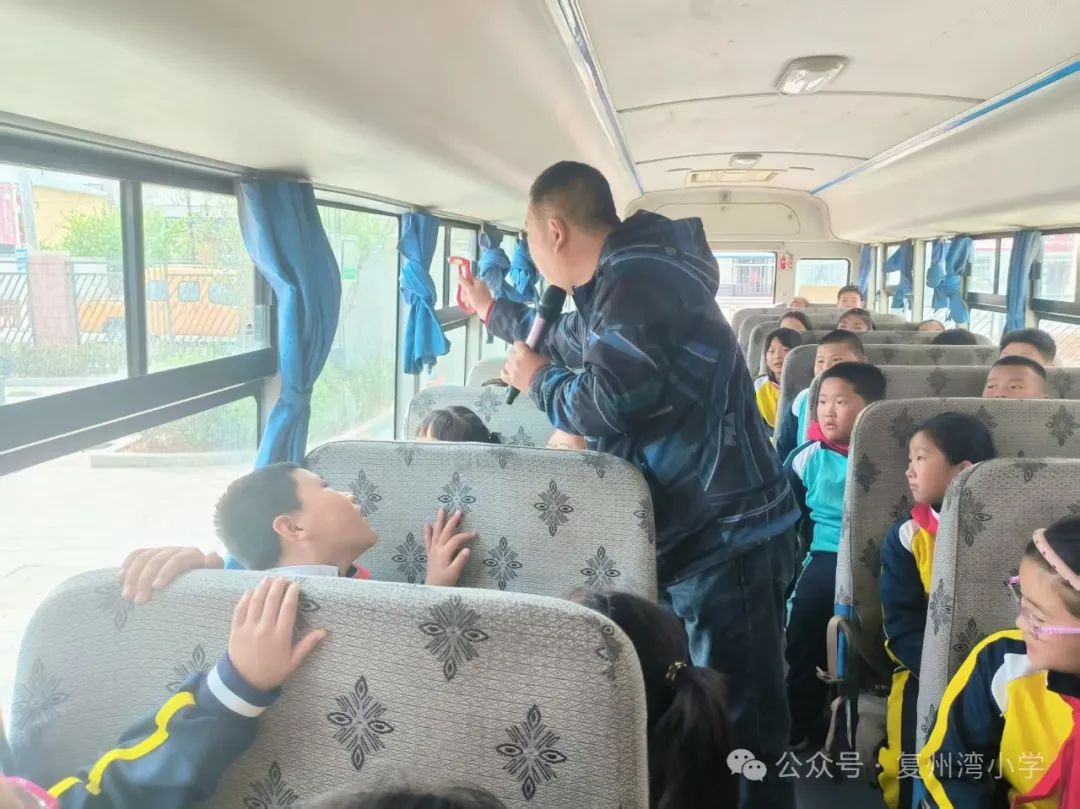 筑牢校車(chē)安全防線(xiàn)，護(hù)航學(xué)生平安成長(zhǎng)——復(fù)州灣中心小學(xué)開(kāi)展2025年春校車(chē)安全應(yīng)急演練活動(dòng)