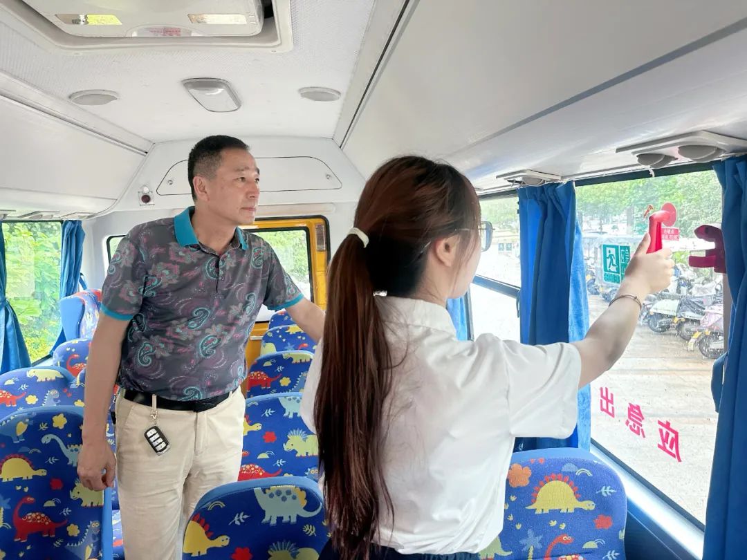【安全演練】安全乘校車·平安伴我行——寶莉星·艾兒幼兒園2025年校車安全應(yīng)急演練活動(dòng) 圖片