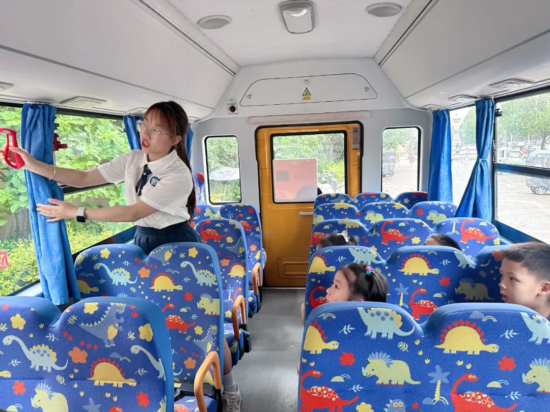 【安全演練】安全乘校車·平安伴我行——寶莉星·艾兒幼兒園2025年校車安全應(yīng)急演練活動(dòng) 圖片