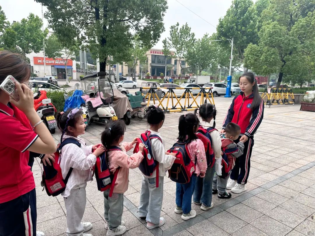 【安全演練】安全乘校車·平安伴我行——寶莉星·艾兒幼兒園2025年校車安全應(yīng)急演練活動(dòng) 圖片