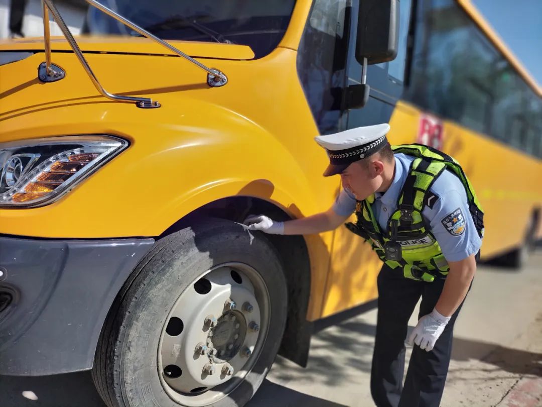 阿勒泰市公安局深入學(xué)校開展校車安全隱患檢查工作/ 圖片