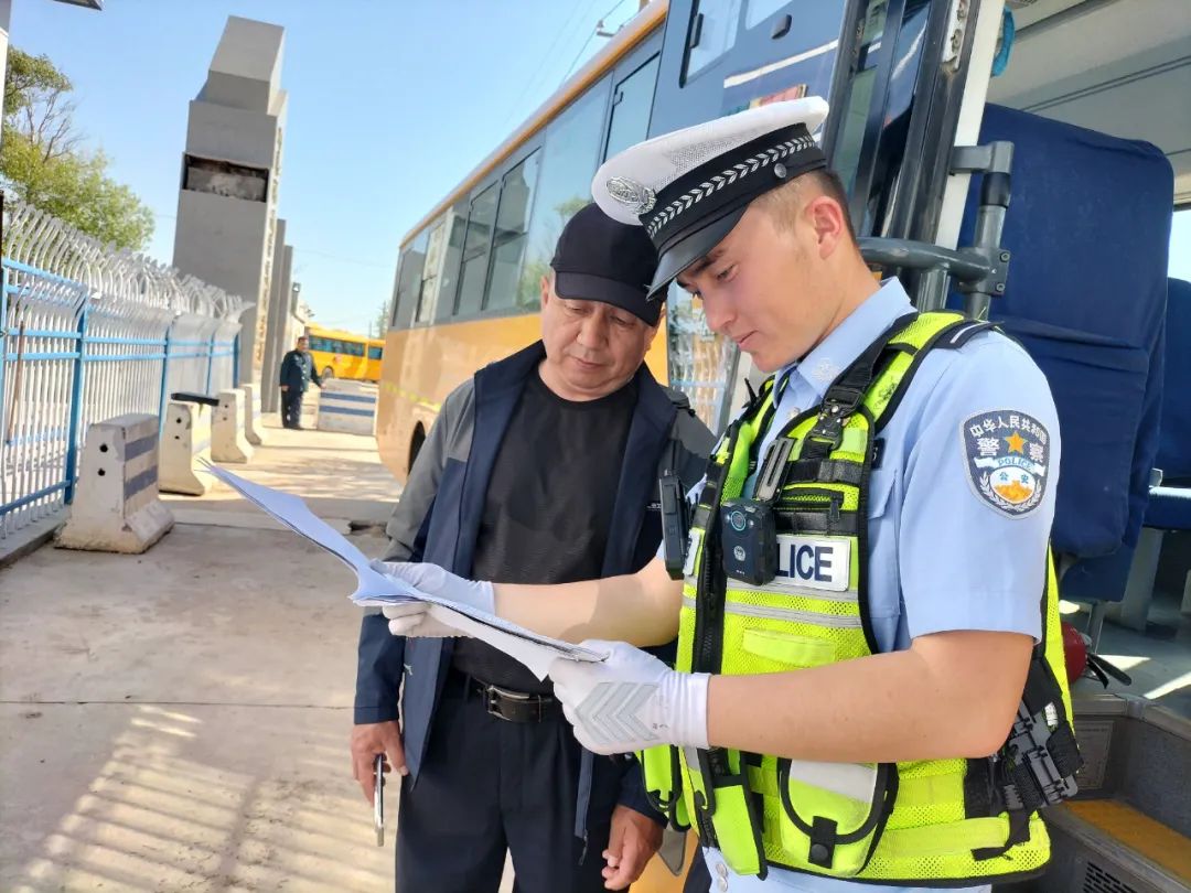 阿勒泰市公安局深入學(xué)校開展校車安全隱患檢查工作/ 圖片