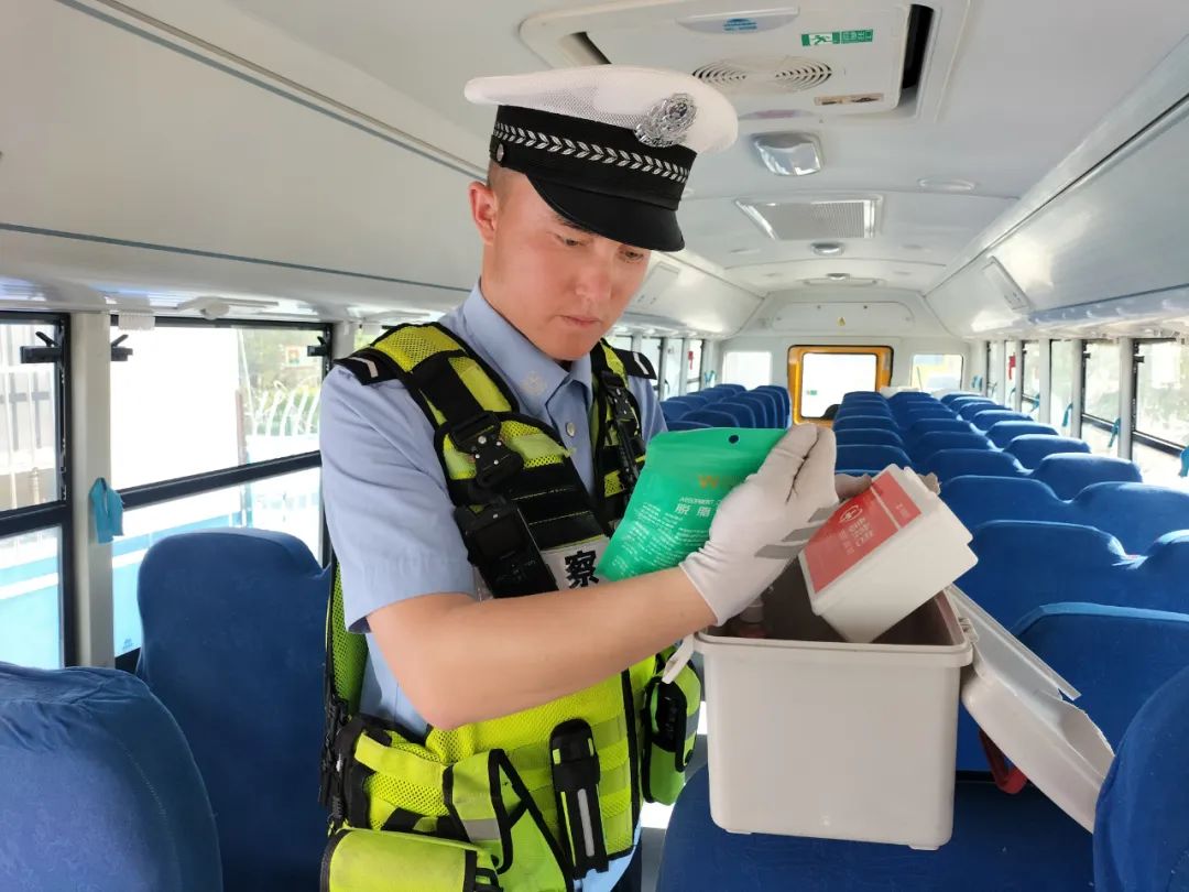 阿勒泰市公安局深入學(xué)校開展校車安全隱患檢查工作/ 圖片