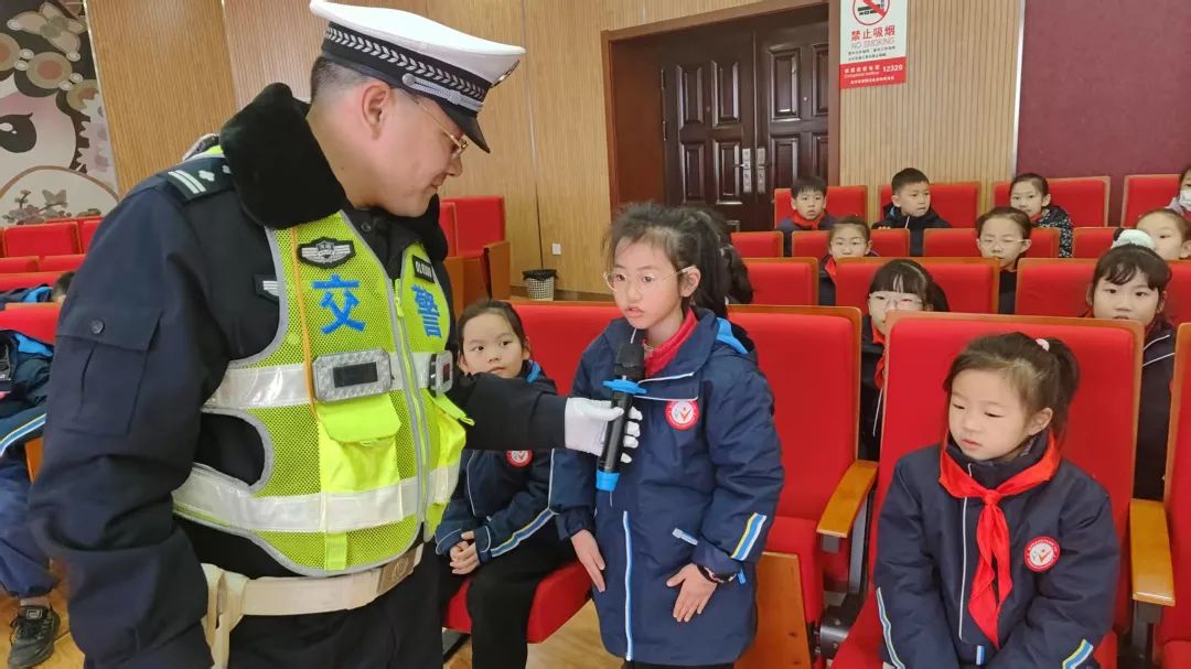 交通安全宣傳丨交警進(jìn)校園 安全“駐”童心 圖片