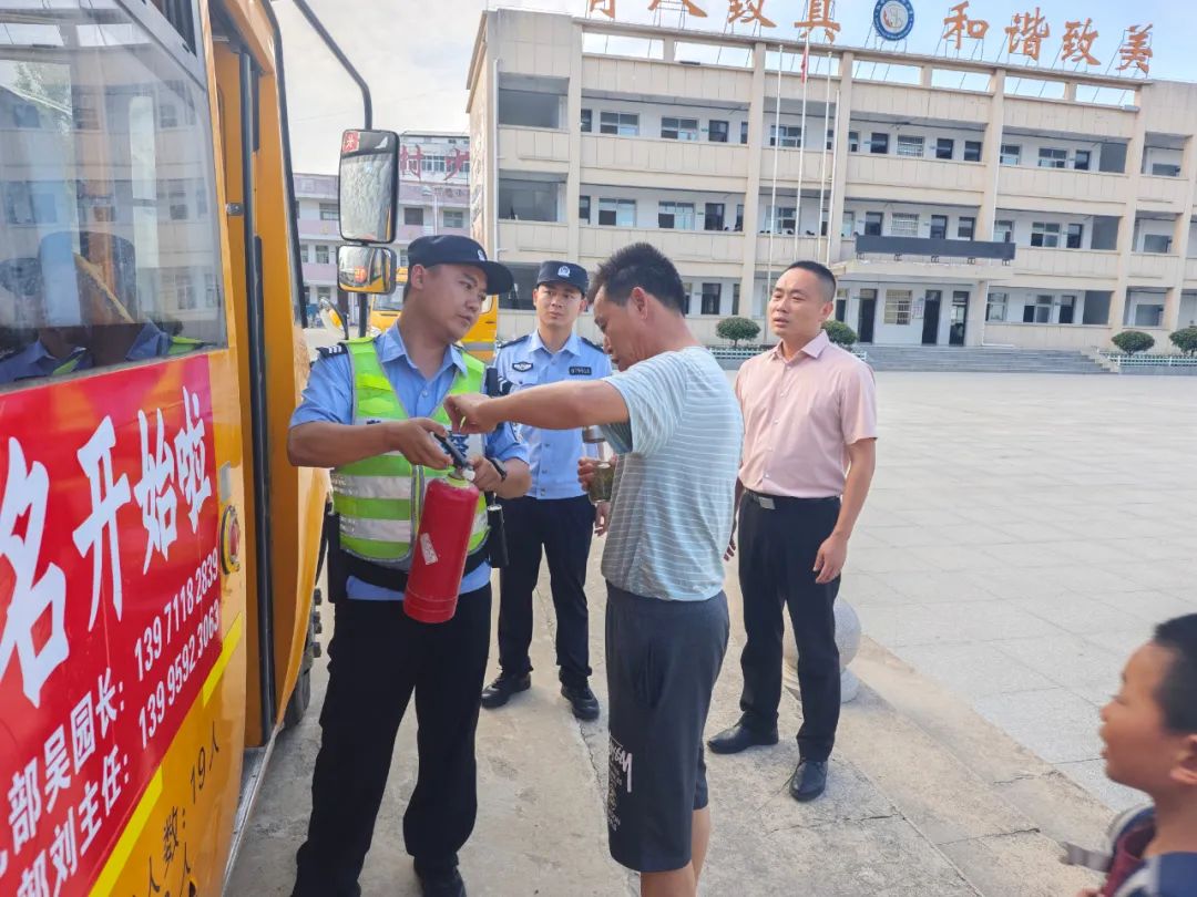 警校聯(lián)動(dòng)查校車(chē) 筑牢學(xué)生平安路——實(shí)驗(yàn)小學(xué)太平校區(qū)聯(lián)合民警開(kāi)展校車(chē)專(zhuān)項(xiàng)安檢