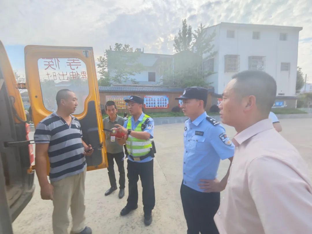 警校聯(lián)動(dòng)查校車(chē) 筑牢學(xué)生平安路——實(shí)驗(yàn)小學(xué)太平校區(qū)聯(lián)合民警開(kāi)展校車(chē)專(zhuān)項(xiàng)安檢