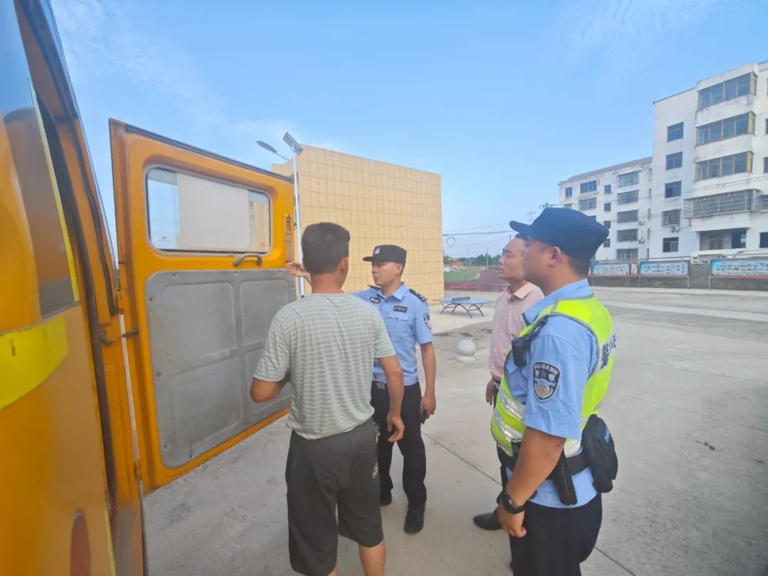 警校聯(lián)動(dòng)查校車(chē) 筑牢學(xué)生平安路——實(shí)驗(yàn)小學(xué)太平校區(qū)聯(lián)合民警開(kāi)展校車(chē)專(zhuān)項(xiàng)安檢