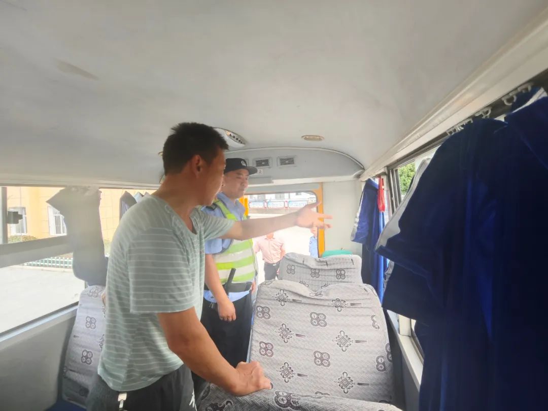 警校聯(lián)動(dòng)查校車(chē) 筑牢學(xué)生平安路——實(shí)驗(yàn)小學(xué)太平校區(qū)聯(lián)合民警開(kāi)展校車(chē)專(zhuān)項(xiàng)安檢