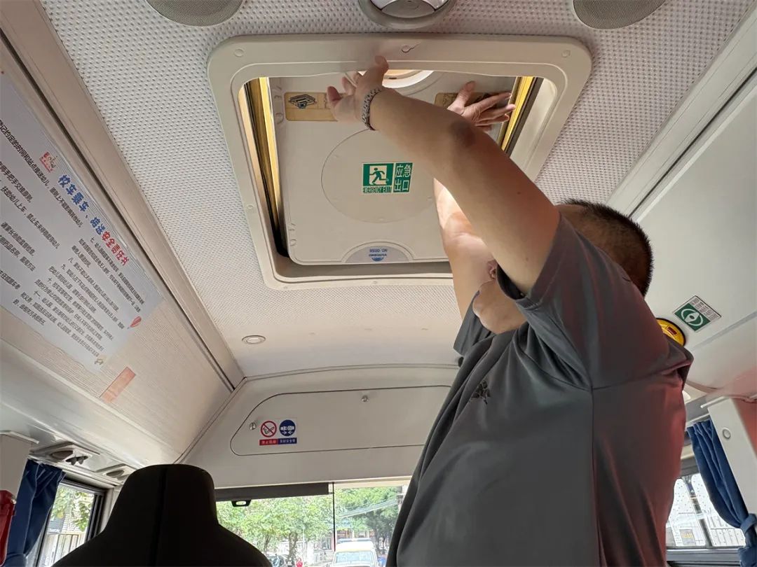 斯美幼兒園校車安全應(yīng)急演練活動