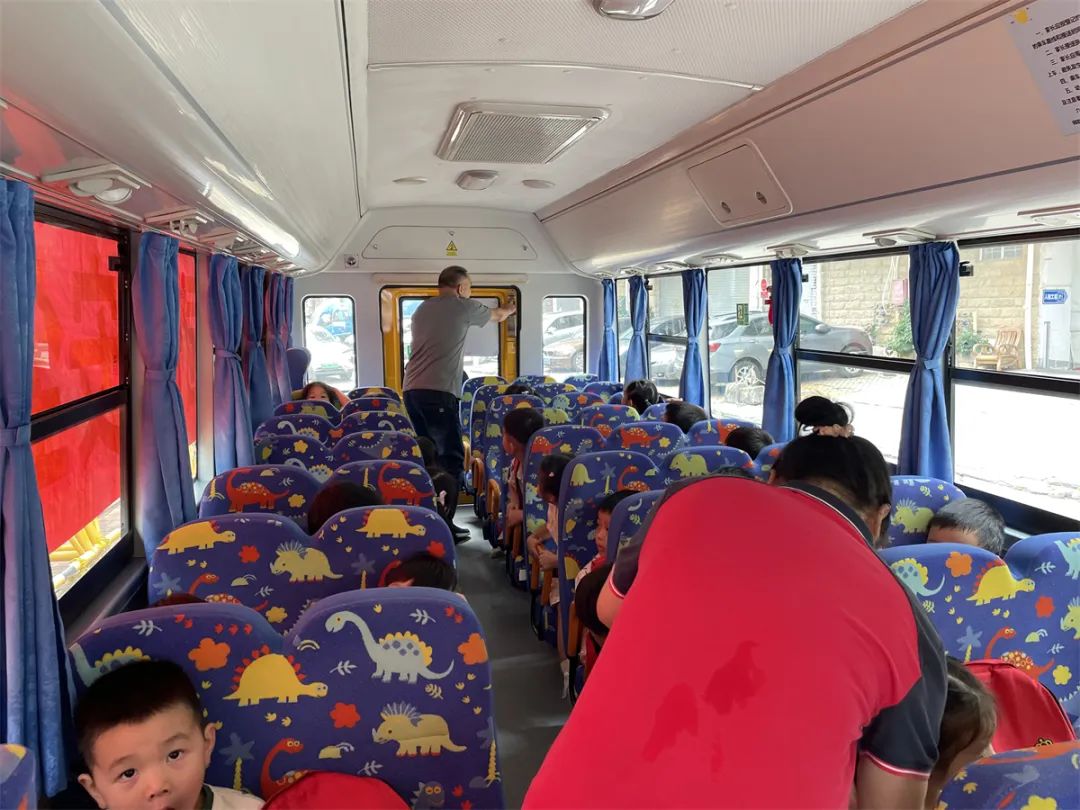 斯美幼兒園校車安全應(yīng)急演練活動