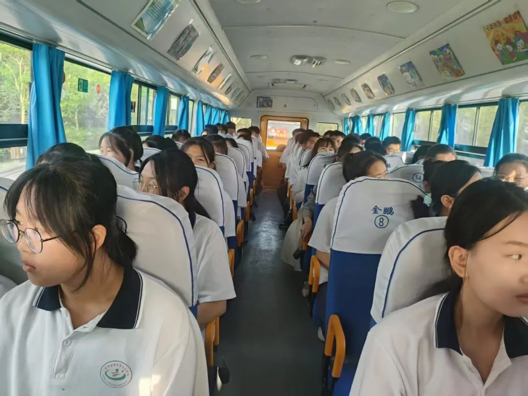 愛(ài)心校車助力高考 全力護(hù)航夢(mèng)想之路——瓜州縣教育局安排校車為高考學(xué)子提供交通保障 愛(ài)心校車助力高考 全力護(hù)航夢(mèng)想之路——瓜州縣教育局安排校車為高考學(xué)子提供交通保障