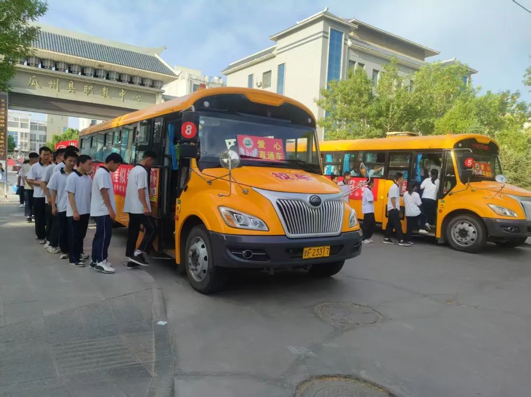 愛(ài)心校車助力高考 全力護(hù)航夢(mèng)想之路——瓜州縣教育局安排校車為高考學(xué)子提供交通保障 愛(ài)心校車助力高考 全力護(hù)航夢(mèng)想之路——瓜州縣教育局安排校車為高考學(xué)子提供交通保障