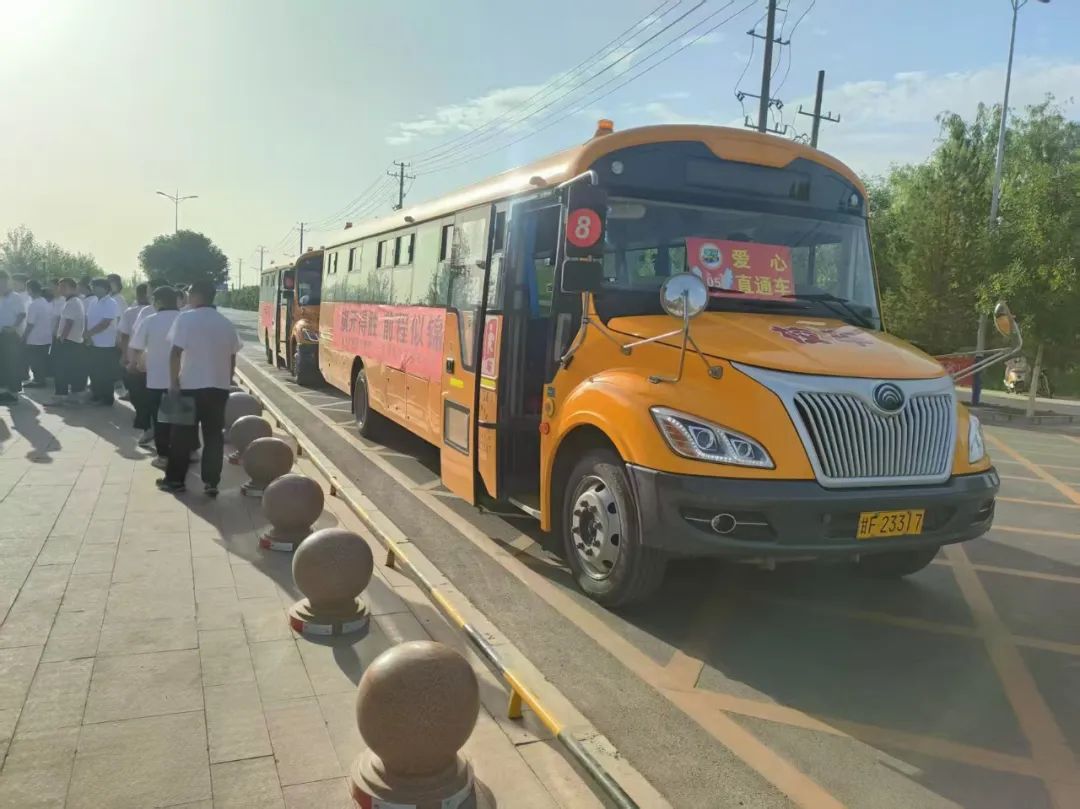 愛(ài)心校車助力高考 全力護(hù)航夢(mèng)想之路——瓜州縣教育局安排校車為高考學(xué)子提供交通保障 愛(ài)心校車助力高考 全力護(hù)航夢(mèng)想之路——瓜州縣教育局安排校車為高考學(xué)子提供交通保障