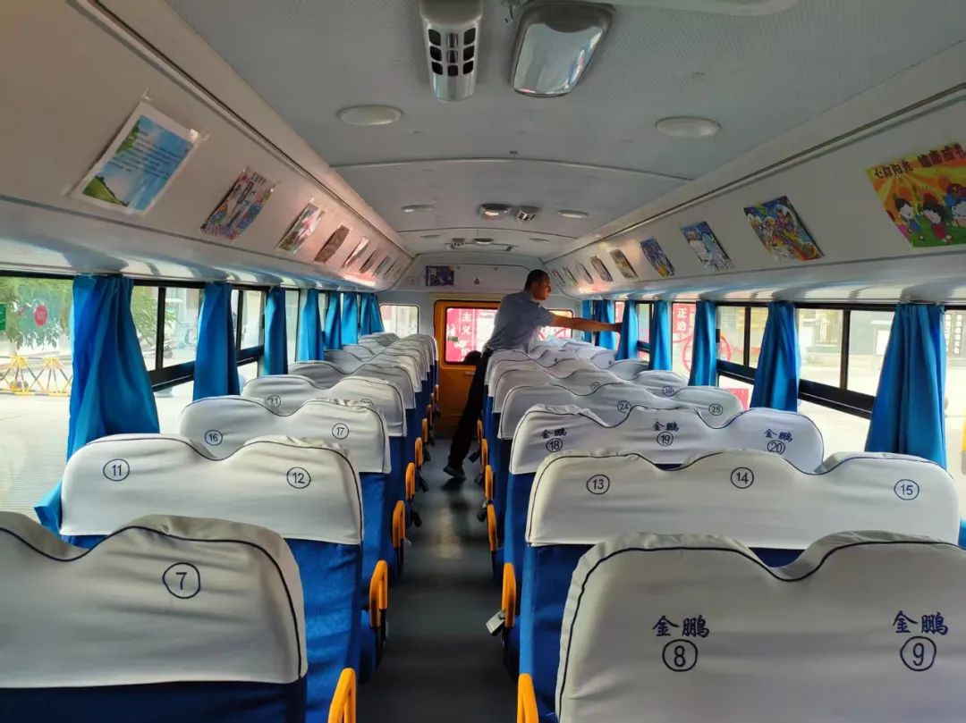 愛(ài)心校車助力高考 全力護(hù)航夢(mèng)想之路——瓜州縣教育局安排校車為高考學(xué)子提供交通保障 愛(ài)心校車助力高考 全力護(hù)航夢(mèng)想之路——瓜州縣教育局安排校車為高考學(xué)子提供交通保障