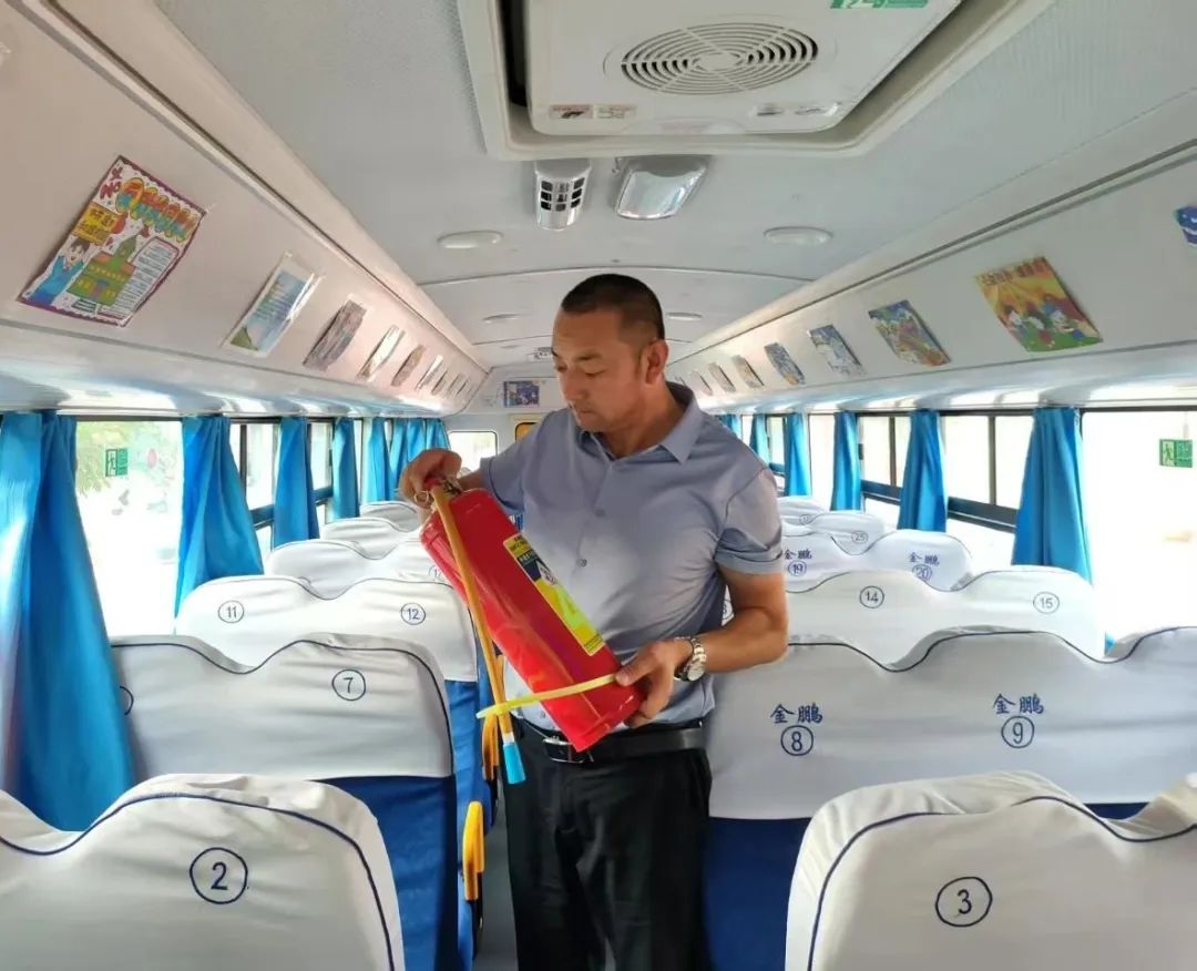 愛(ài)心校車助力高考 全力護(hù)航夢(mèng)想之路——瓜州縣教育局安排校車為高考學(xué)子提供交通保障 愛(ài)心校車助力高考 全力護(hù)航夢(mèng)想之路——瓜州縣教育局安排校車為高考學(xué)子提供交通保障