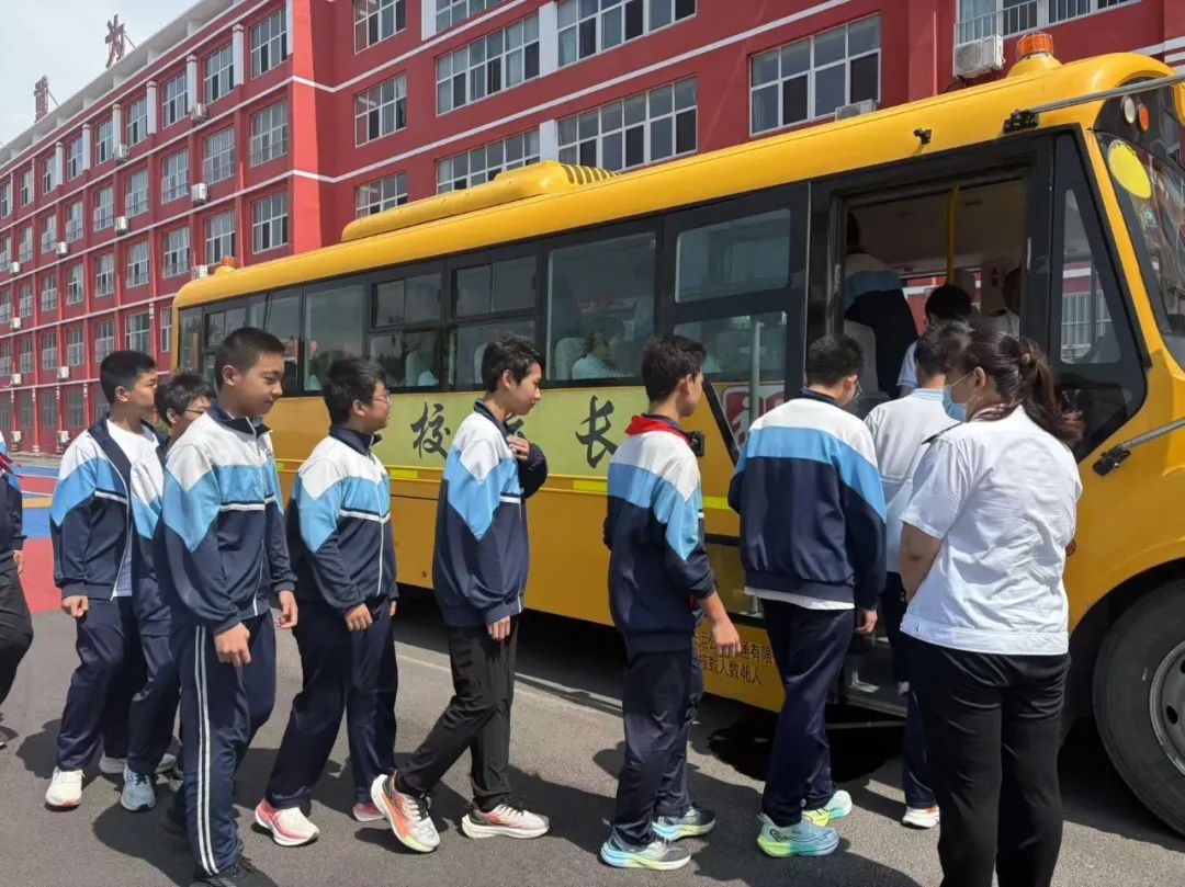 【全環(huán)境立德樹人】筑牢校車安全防線----方下中心中學(xué)開展校車安全疏散演練活動