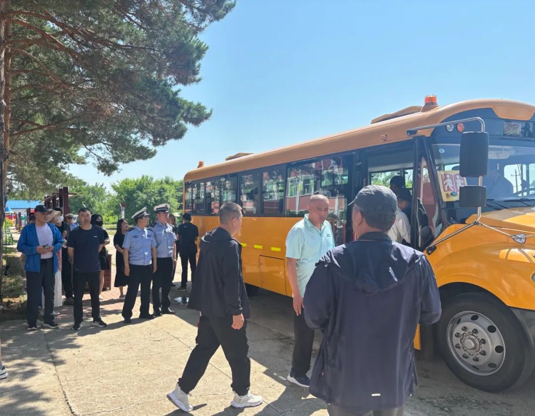 多部門聯(lián)動(dòng)筑牢校車安全防線/ 多部門聯(lián)動(dòng)筑牢校車安全防線