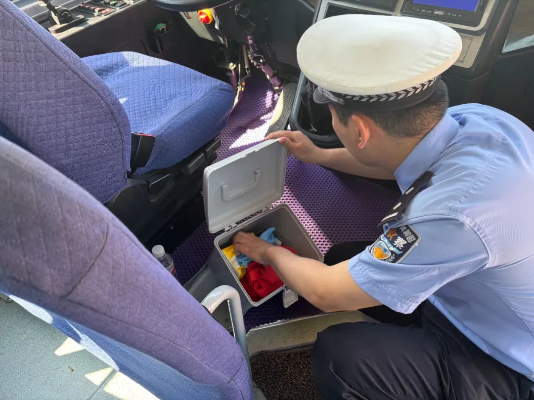 多部門聯(lián)動(dòng)筑牢校車安全防線/ 多部門聯(lián)動(dòng)筑牢校車安全防線