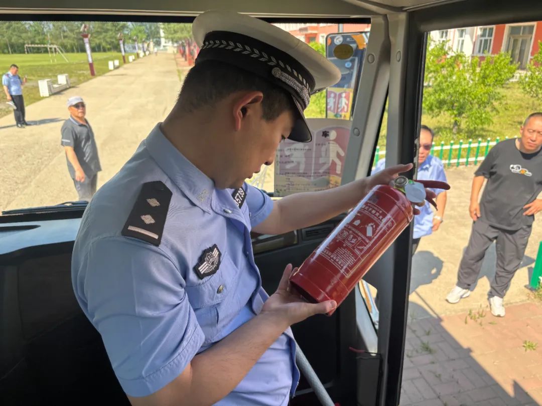 多部門聯(lián)動(dòng)筑牢校車安全防線/ 多部門聯(lián)動(dòng)筑牢校車安全防線