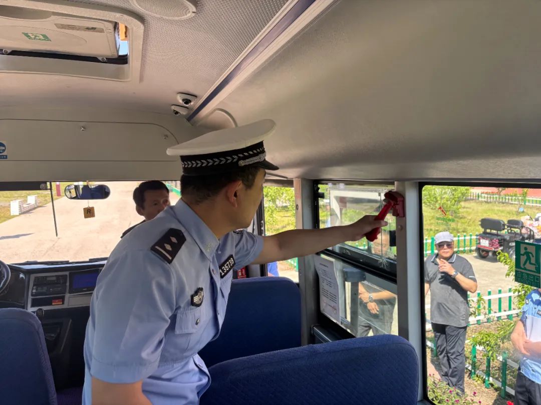 多部門聯(lián)動(dòng)筑牢校車安全防線/ 多部門聯(lián)動(dòng)筑牢校車安全防線
