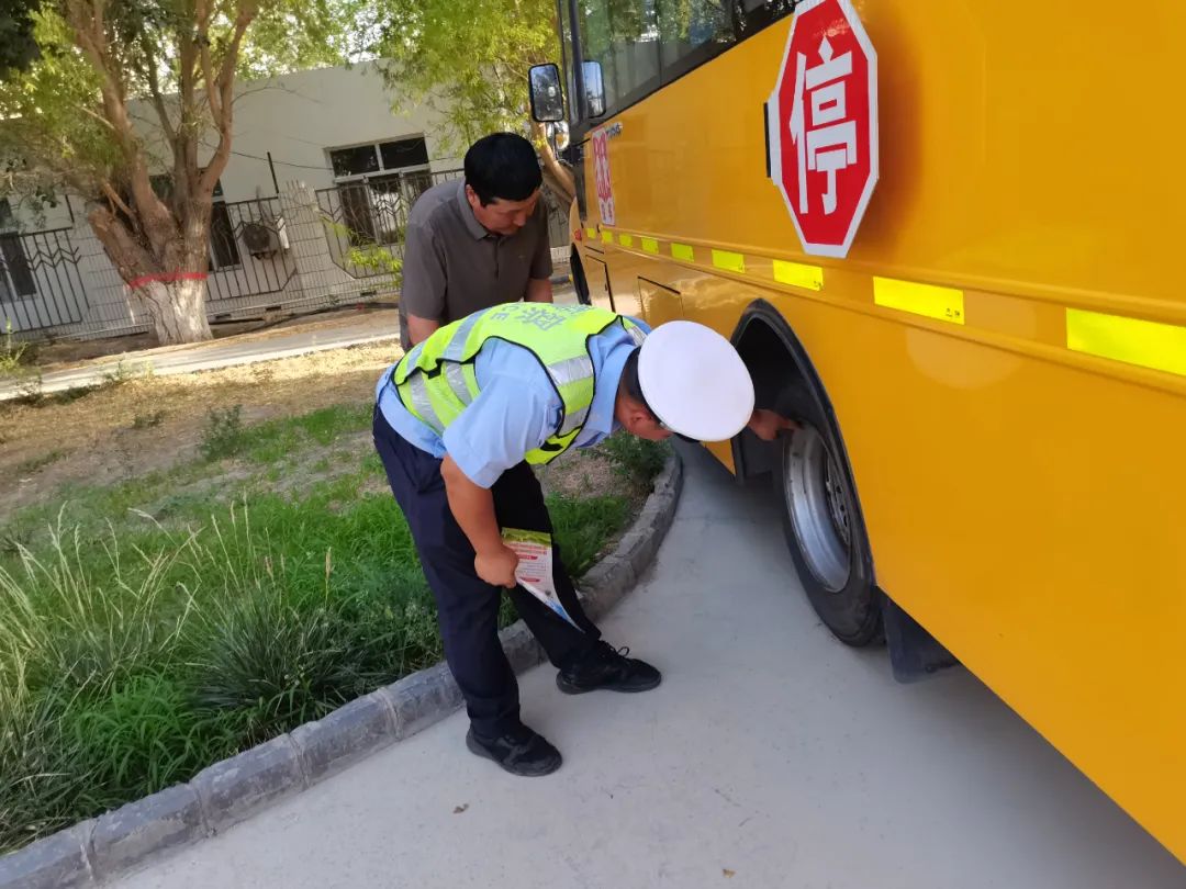 【七進(jìn)宣傳】柳樹(shù)泉交警中隊(duì)進(jìn)學(xué)校開(kāi)展假期校車(chē)安全檢查 筑牢校車(chē)安全防線 圖片