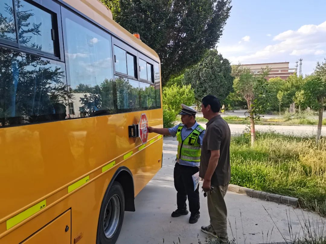 【七進(jìn)宣傳】柳樹(shù)泉交警中隊(duì)進(jìn)學(xué)校開(kāi)展假期校車(chē)安全檢查 筑牢校車(chē)安全防線 圖片