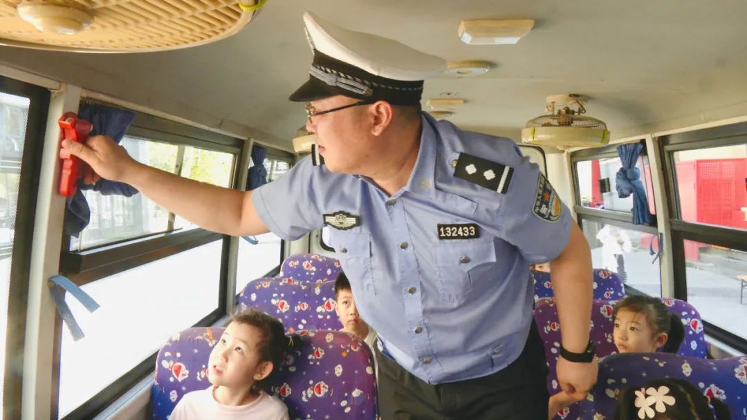 【陽光下的守護】校車安全系萬家——北安市公安局開展校車安全大檢查 【陽光下的守護】校車安全系萬家——北安市公安局開展校車安全大檢查