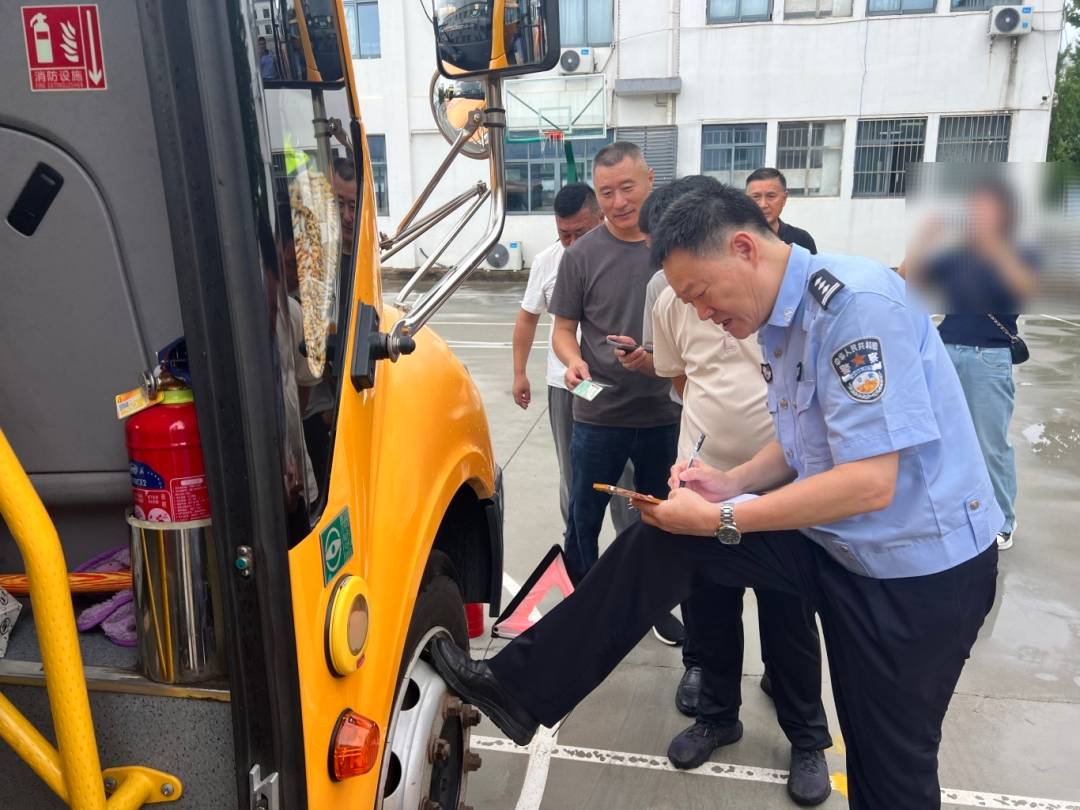 秋季開學(xué)，你家孩子坐的校車被“查”了......